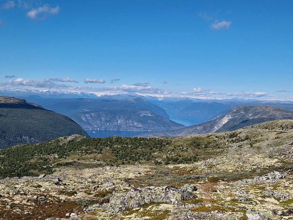 Årdalsfjorden og Lustrafjorden. Vetanosi til høgre.
