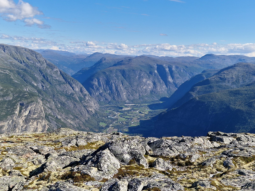 Ljøsne med Mos-gardane og Råsdalen med toppen Okken til høgre.