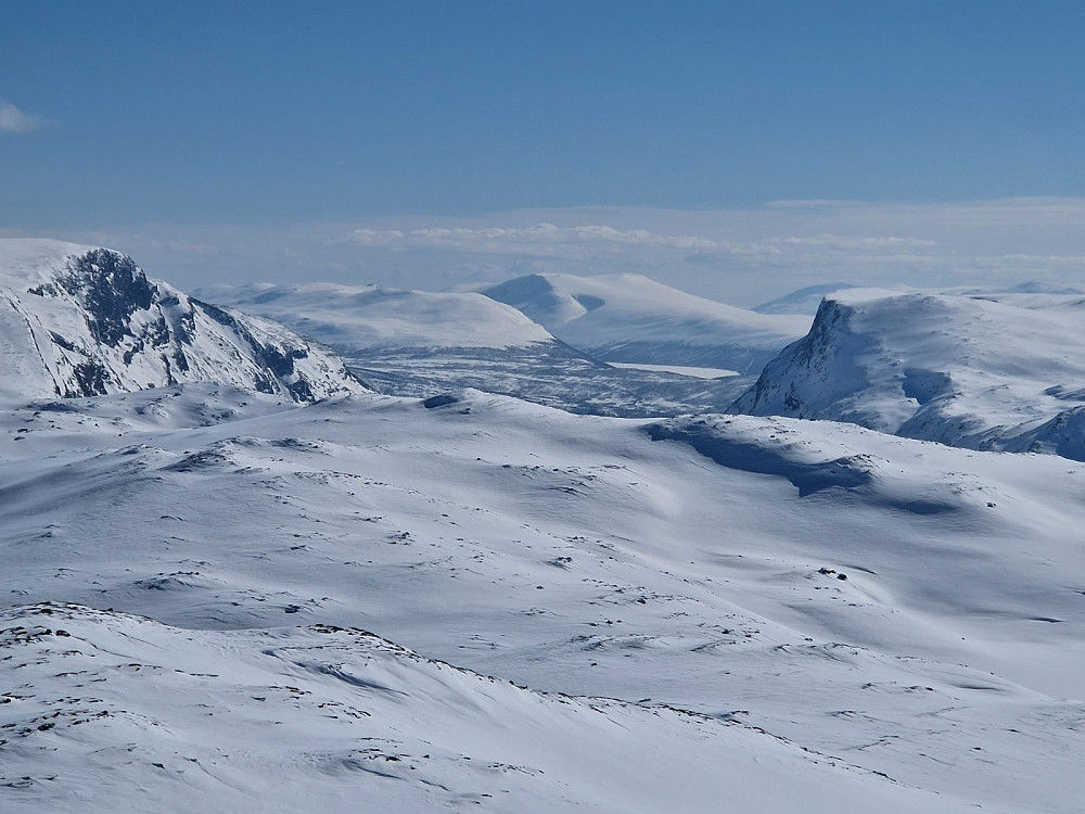 Vennis og Bergsfjellet råmar inn Vang med Helin mellom Gilafjellet og Gråskarvet. Godt zooma inn.
