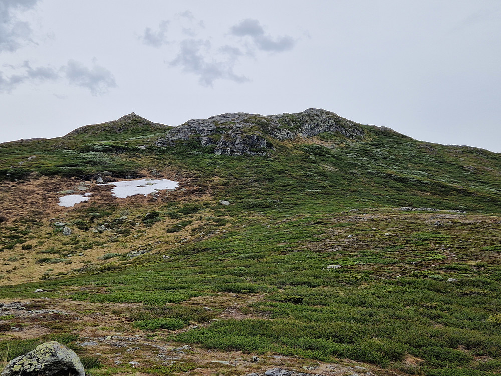 Toppen er lenger inn over fjellet.
