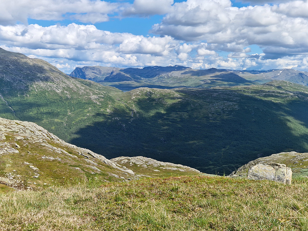 Mot Grøndalen. No er det å finne ei god rute nedatt. Den går litt ned, og til venstre.