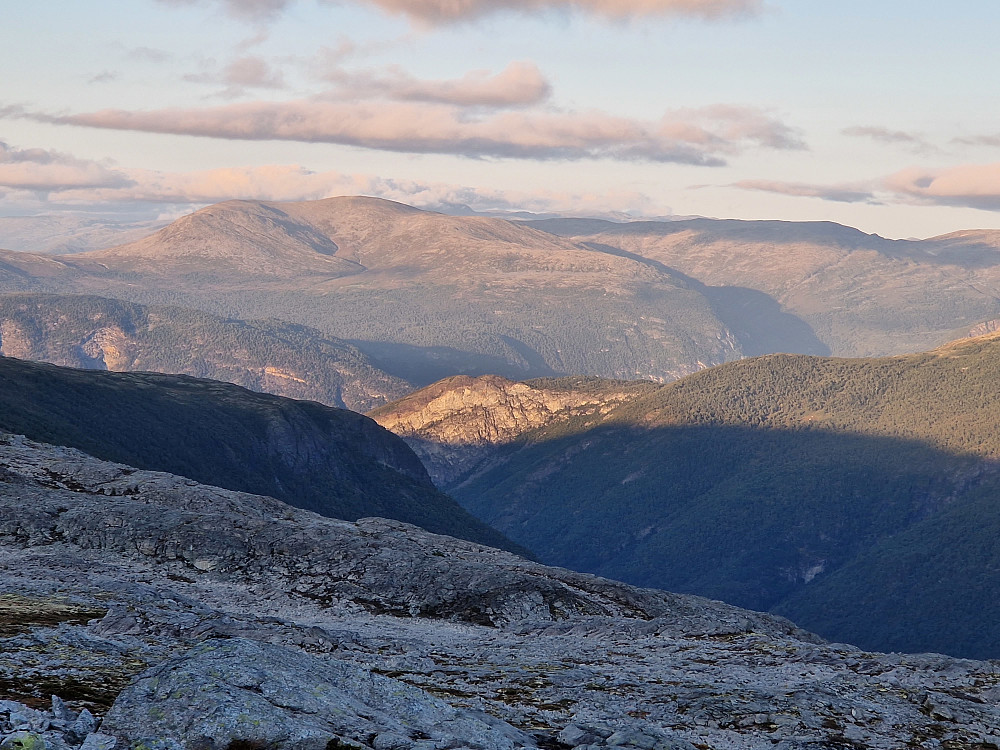 Mot Erdal. Fjellet midt i bakanfor er Høganos.