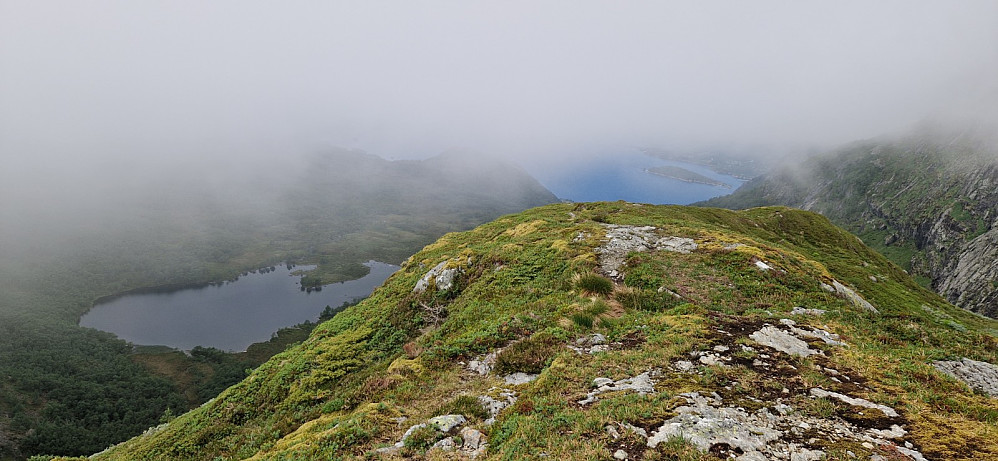 Flott rygg. Nydeleg utsikt til Høydalsvatnet til venstre og ned mot Høydalsfjorden.