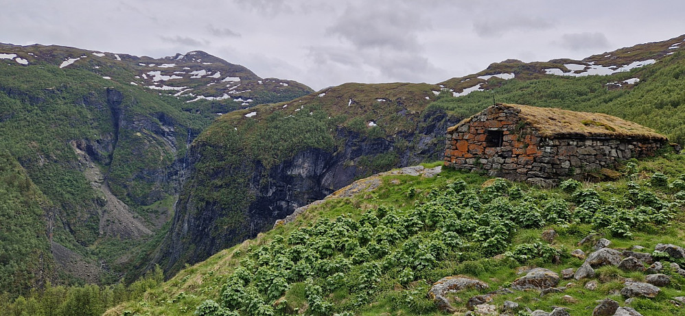 Areberg og ned i Nesdalen.