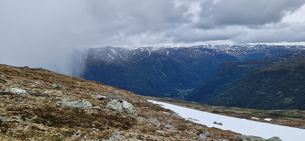 Nedover i dalen regnar det. Vi ser Borgundsbygda.