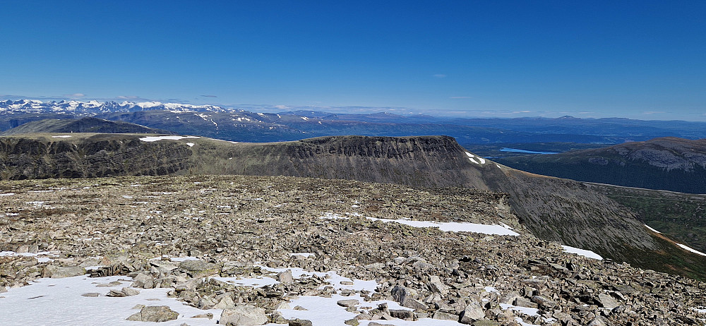 Frå Ranastonge mot Rankonøse, Jotunheimen og Skaget. Ved zoom også Rondane.
