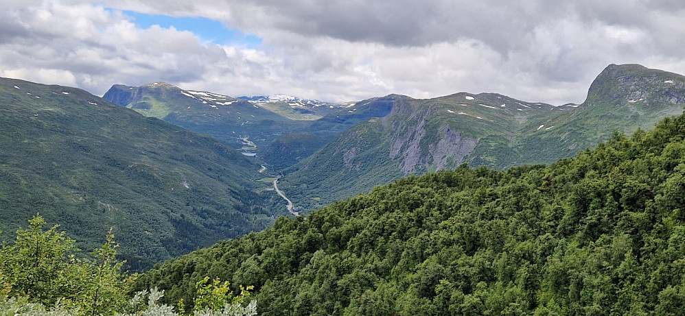 E16 snor seg opp mot Filefjell. Skørsnøse til venstre.