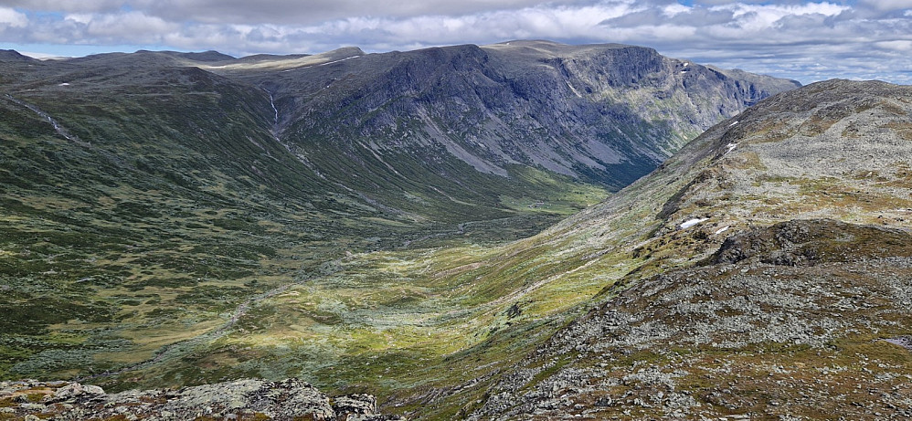 Ned Sanddalen. Vennis høgast, noko til høgre for midten.