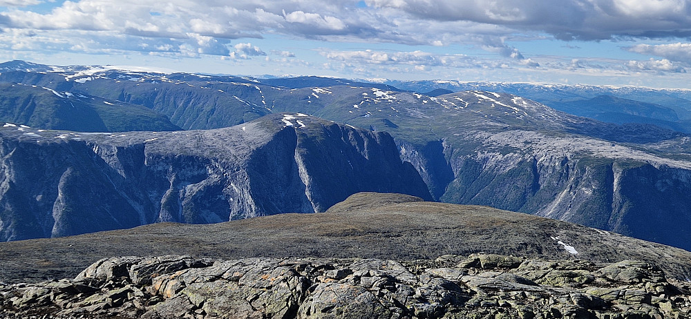 Fjella som omkransa Nærøyfjorden. Fresvikfjell og Fresvikbreen.