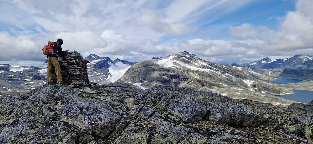 På Høgdebrøthøgde, og vi ser til Storegut.