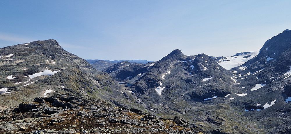 Ser tilbake på Fleskedalsnosi til venstre. Fjellryggen i midten er ryggen mot Snøggeknosi.