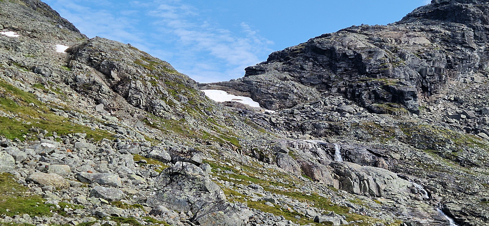 Inst i Fleskenosdalen, går DNT-ruta opp her.