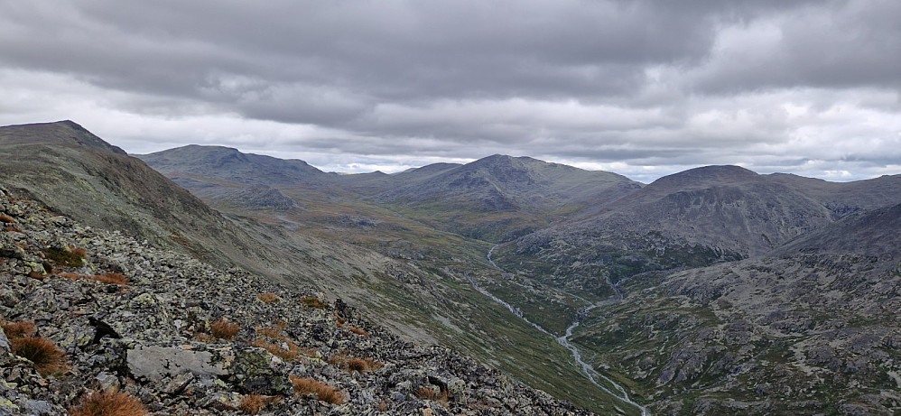 Mot Kyrkjebønøse, og ser inn Trøymsdalen. Det er Sør for Isbretjerne og Veslebotnskarvet, dei store toppan midt i bildet.