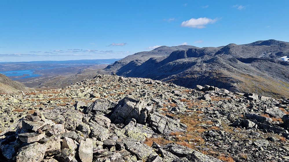 Frå toppen og austover mot Storfjorden og Nøsen.
