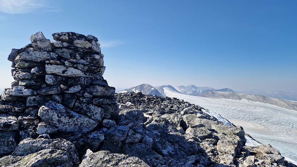 Varden på Midtre Holåtinden. Ser vestover.|