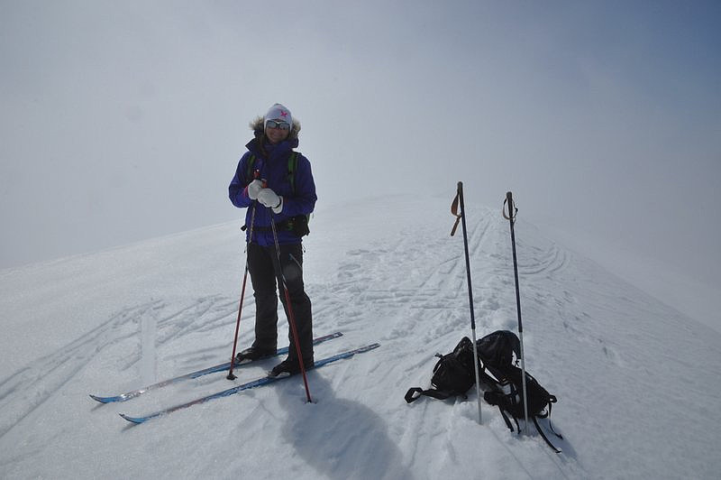 Marita på toppen. Bittelitt tåke rund toppunktet.