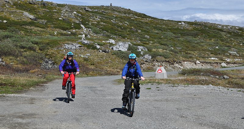 Fyrste 8 km på sykkel. Runa og Marita snart på Glitterheim.