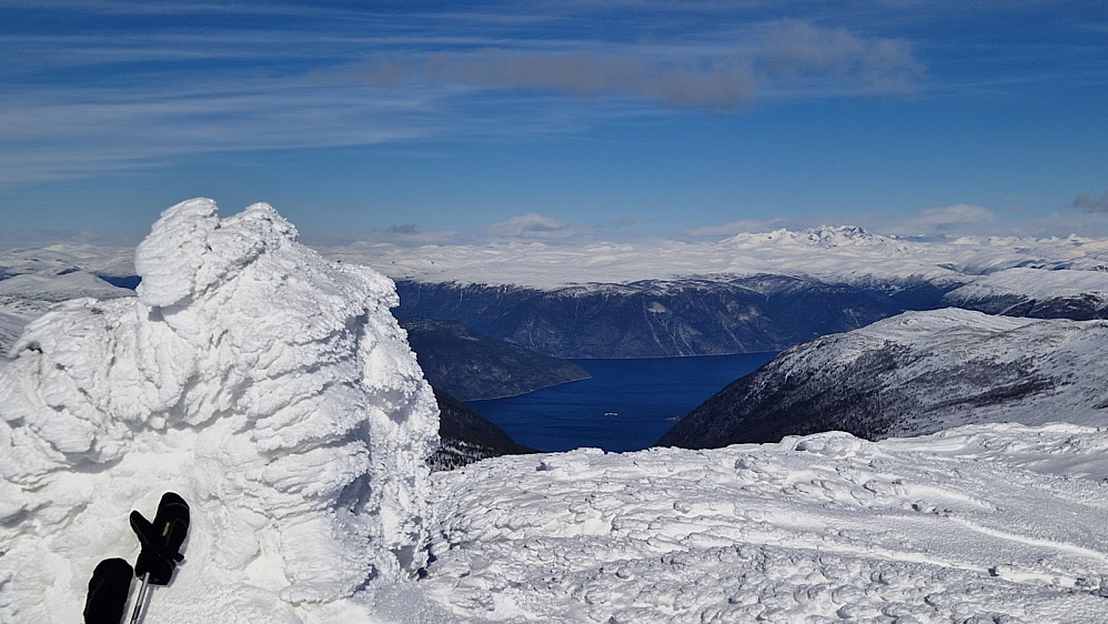 Varden og ferje på sambandet Fodnes-Mannheller.