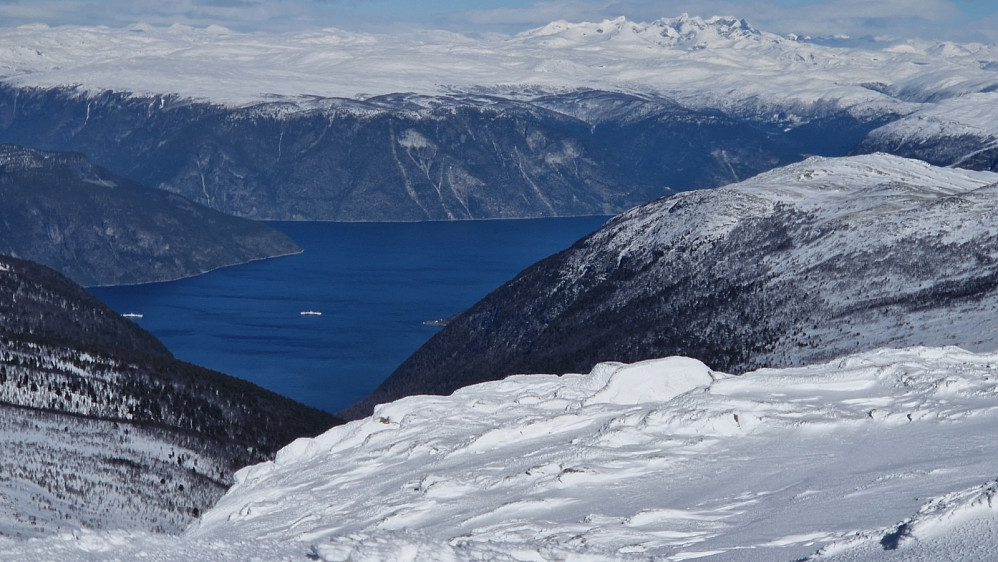 Flotte fjorden, og Hurrungane strekkjer seg.