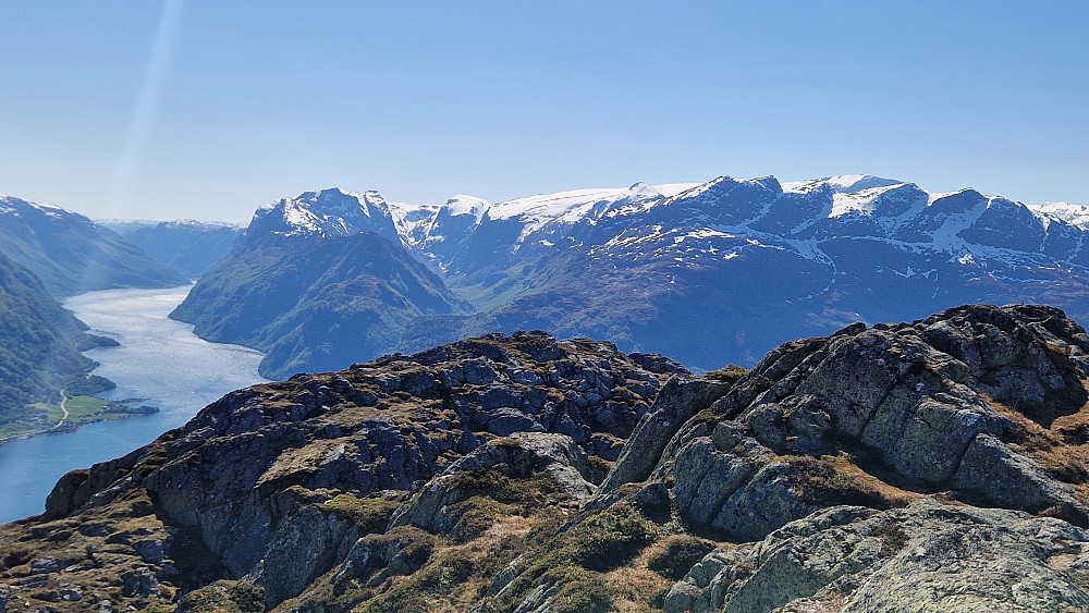 Mot Hyenfjorden og Gjegnen