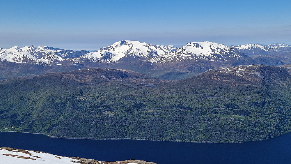 Eidskyrkja og Sunndalsnipa (zooma).