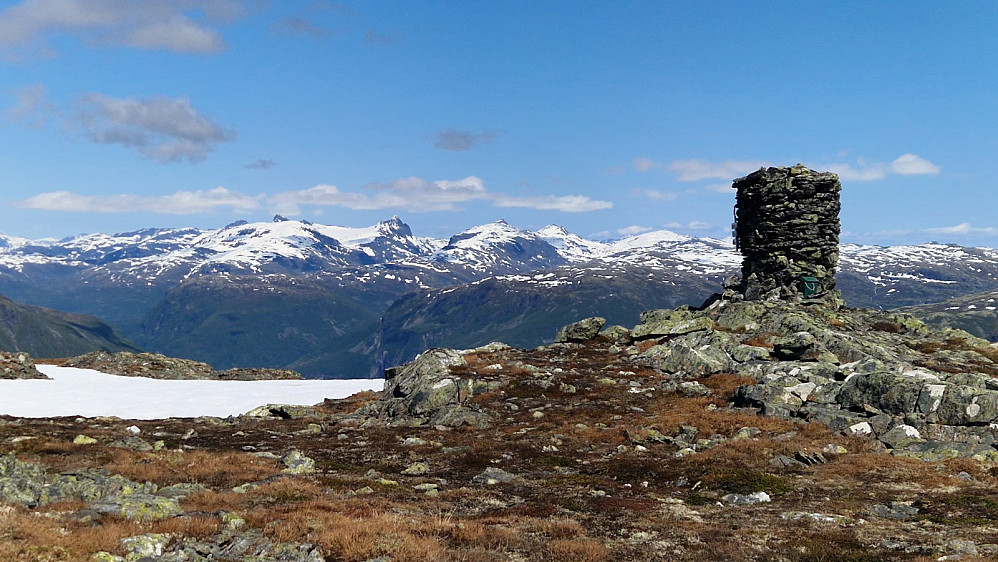 Varden på Skorsfjellet, ser mot Stølsnostind og Falketind.