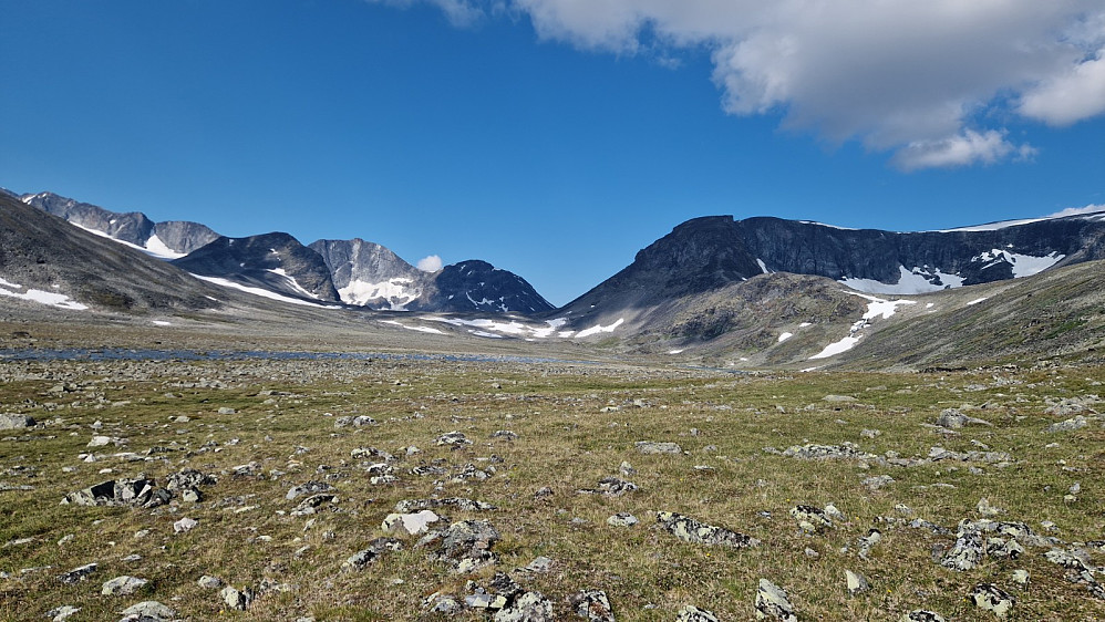Djupt inn i Trollsteinkvelven, og fleire toppar viser seg fram.