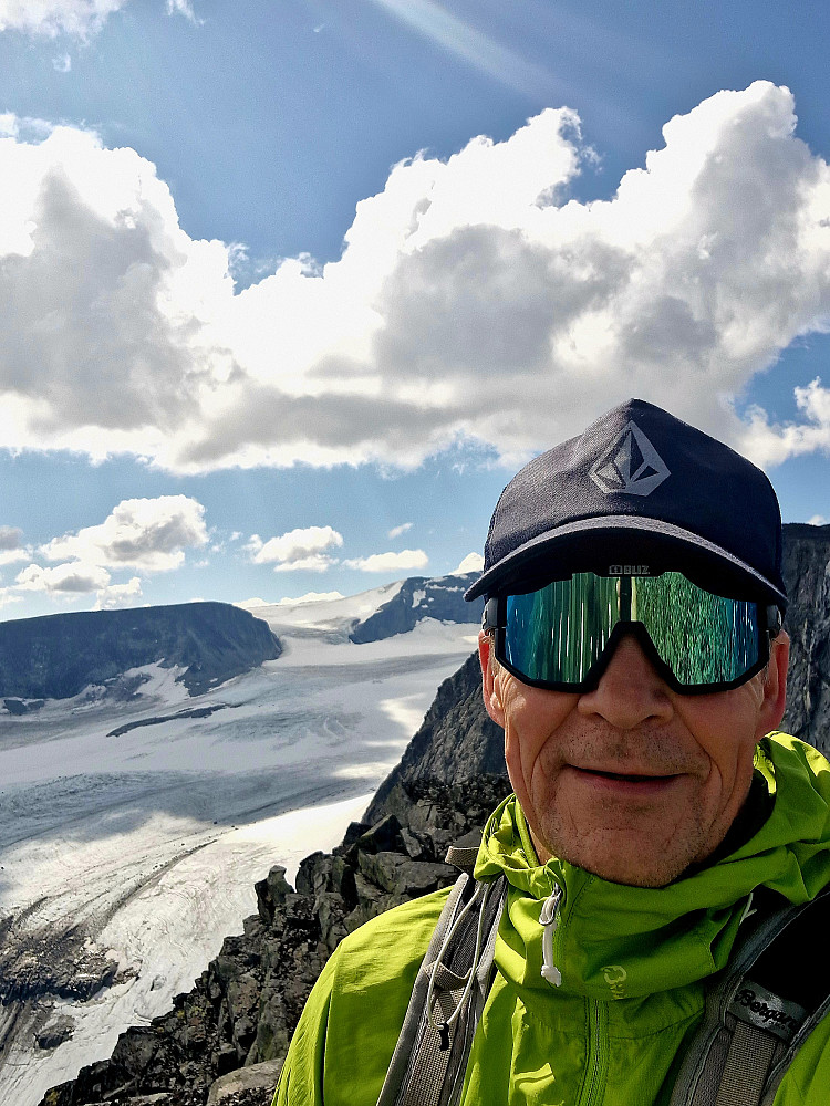 Glad mann aleine på Svartholshøe, topp 1 av 6 i dag.