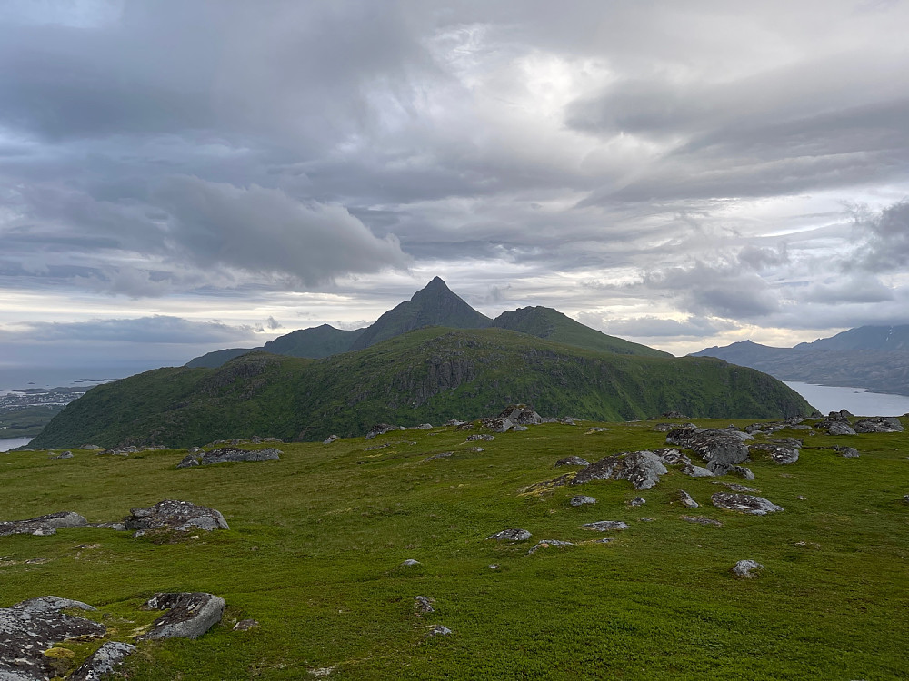 Skottinden dukker opp i bakgrunnen