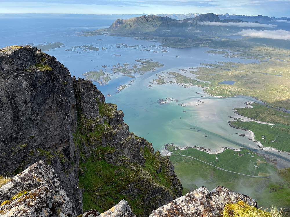 Utsikt fra toppen mot NØ (Rambergfjellet). Her er det bratt ned!