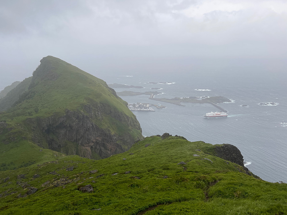 Nordgående kommer til kai tett fulgt av sørgående. Eneste båtforbindelse til Lofoten i kveld pga været.