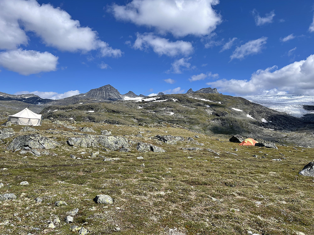 Teltet er satt opp i camp ved lagsteltet. Smørstabbtinder og Bøverbreen i bakgrunnen.