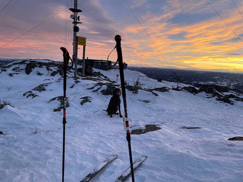 Atlas på toppen. De lange bølgelengdene dominerer på himmelen