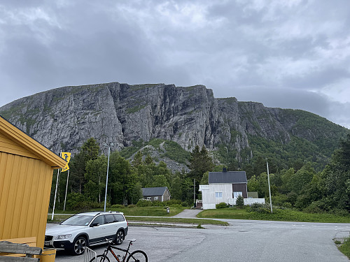 Ravneggen sett fra Prix. Eggen skrår mot venstre litt til venstre for midten av bildet