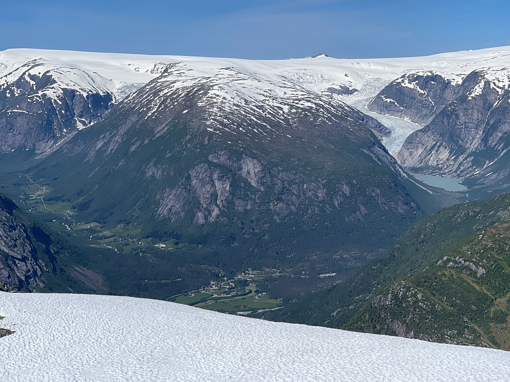 Steinmannen med Tuftebreen tv og Nigardsbreen th