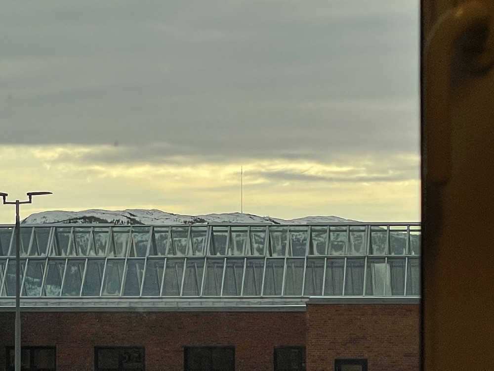 Vassfjellmasten fra kontorvinduet