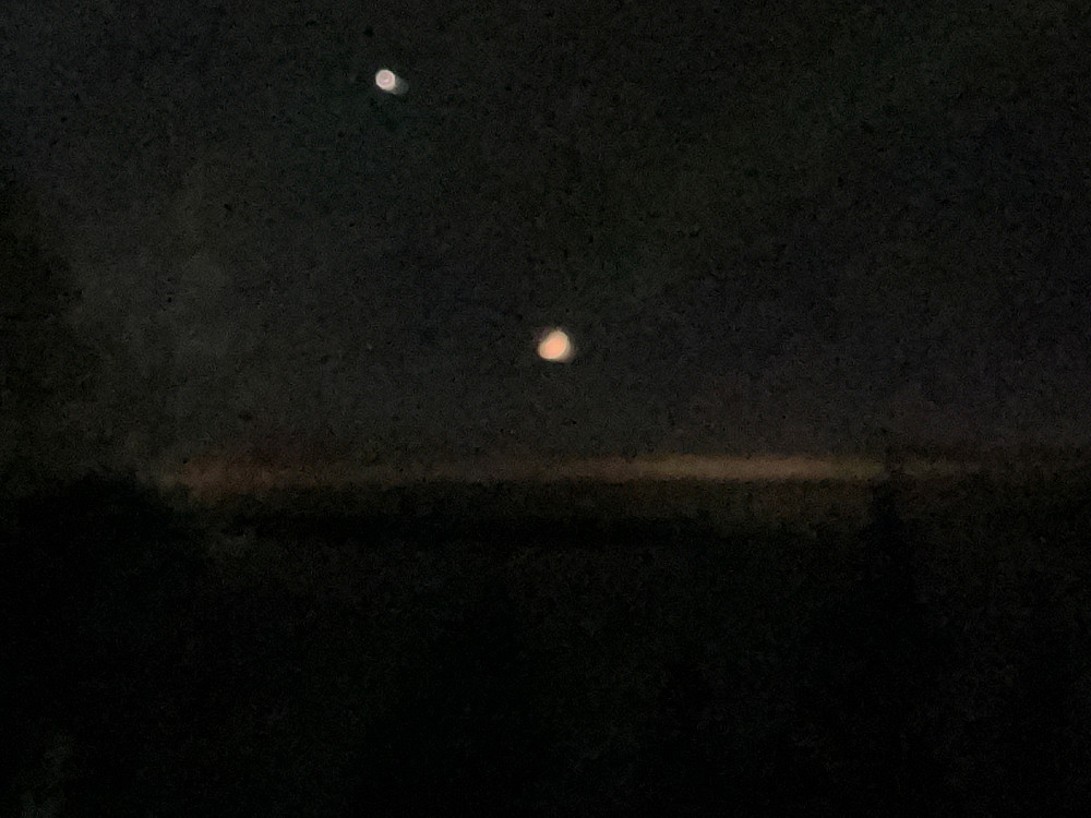 Venus henger over La Luna