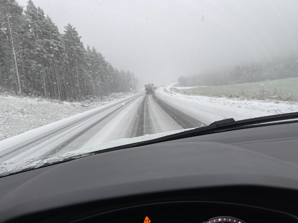 Snødekt vei nedover Østerdalen fredag kveld