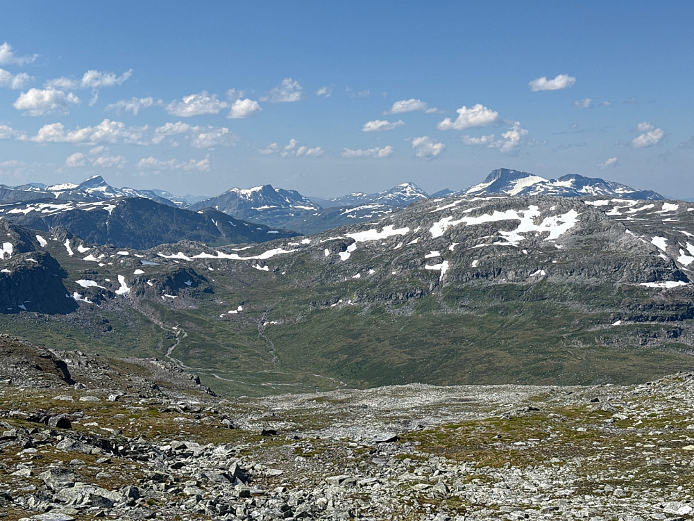 Bratt nedover til elva der det igjen stiger opp til Geithetta med snø i flanken. Snota troner bak, og Neådalssnota er også med