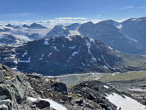 På vestryggen til Bukkehøe. Langt der nede ses Søre Illåe, elven vi skal krysse før vi er nede i Leirdalen.