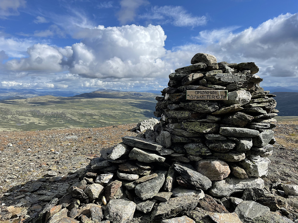 På toppen av Grønhøi (1579 m).