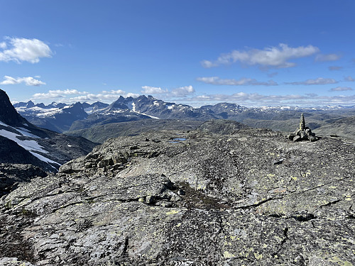 På toppen av Snøggeknosi (1739 m) med utsikt mot Hurrungane.