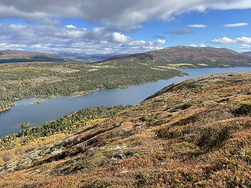 Fra oppstigningen til Veslvassfjellet (1192 m). Utsikt mot Lemonsjøen (862 m). Gråhøe til høyre (1290 m).