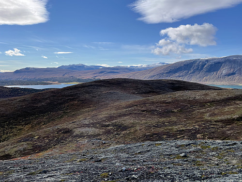 Fra Veslvassfjellet (1192 m) mot Tesse (854 m) i bakgrunnen. Lengst bak ses Glittertinden (2452 m).