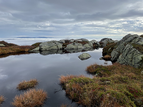 Et lite vann ved toppen av Hestgjuvnatten (1068 m).