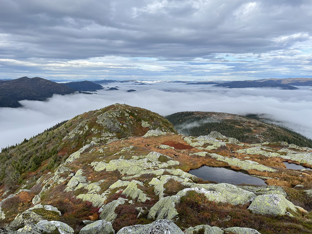 Fra Hestgjuvnatten (1068 m) med utsikt oppover Hallingdal mot nordvest.