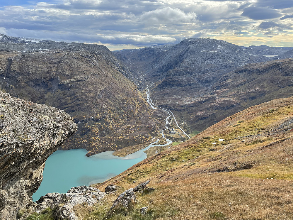 Fra like nedenfor toppen av Høyrokampen (1440 m) med utsikt mot Bøvertunvatnet (938 m), Bøvertun og FV55 oppover Breidsæterdalen mot Sognefjellet. Dumhøe (1634 m) ses til høyre i bildet.