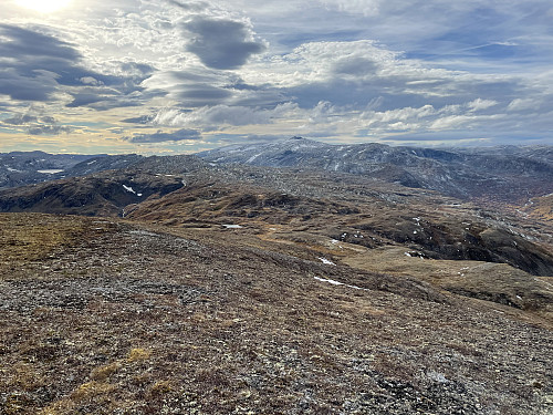 Fra Høyrokampen (1440 m) med utsikt mot vest. Liabrekulen (1910 m) ses sentralt i bildet.