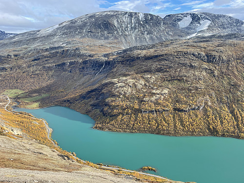 Fra Høyrokampen (1440 m) mot Bøvertunvatnet (938 m) med Loftet (2170 m) og Veslfjelltinden (2157 m) i bakgrunnen.