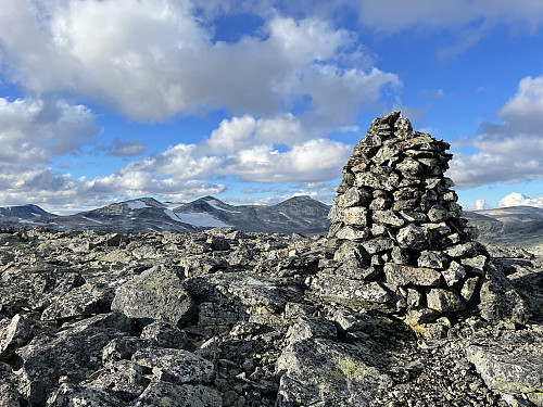 På toppen av Merrahøe (1727 m). I bakgrunnen Vestre (2039 m), Midtre (2047 m) og Austre Holåtinden (2043 m).